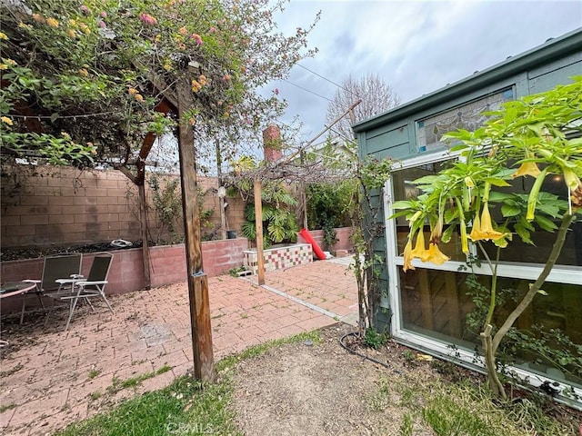 view of yard featuring a patio area