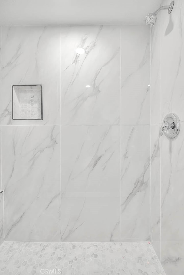 bathroom featuring a tile shower