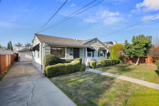 view of front of property featuring a front lawn