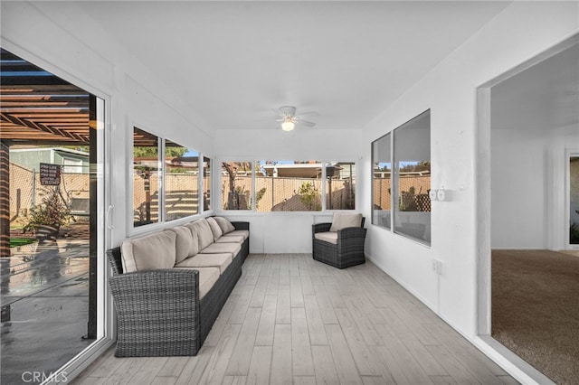 sunroom with ceiling fan