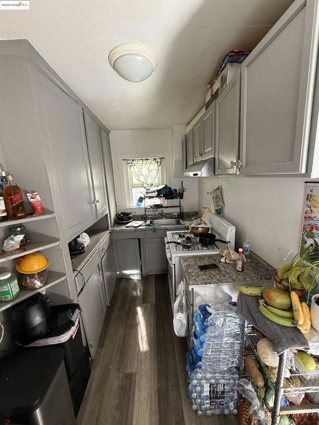 kitchen featuring dark wood-type flooring, gray cabinetry, white range with gas stovetop, and sink