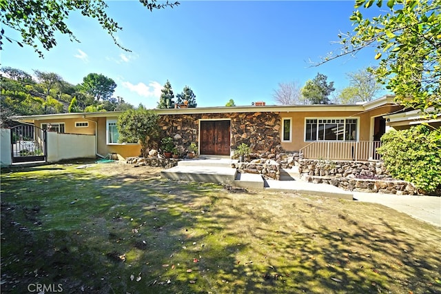 ranch-style house featuring a front yard