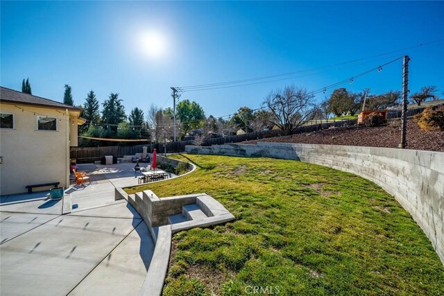 view of yard featuring a patio