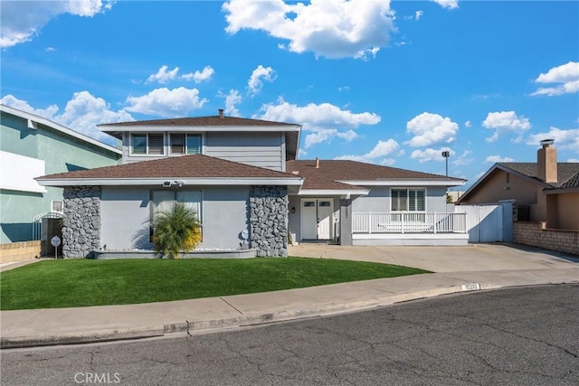 front facade featuring a front yard