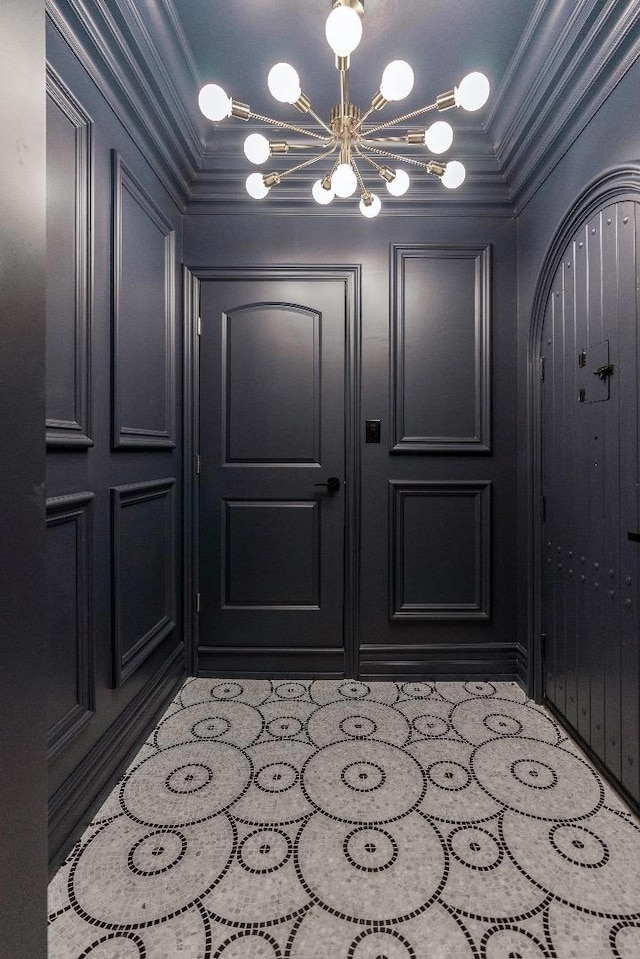 interior details featuring crown molding and a notable chandelier