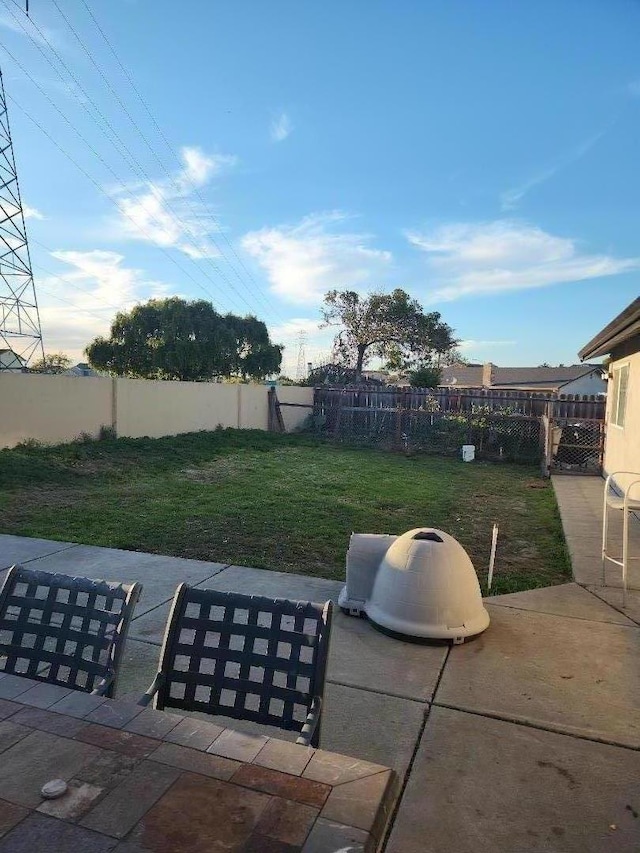 view of yard featuring a patio