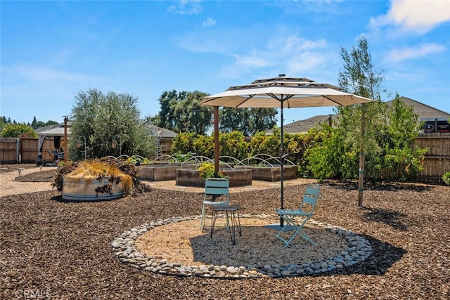 view of yard featuring an outdoor fire pit