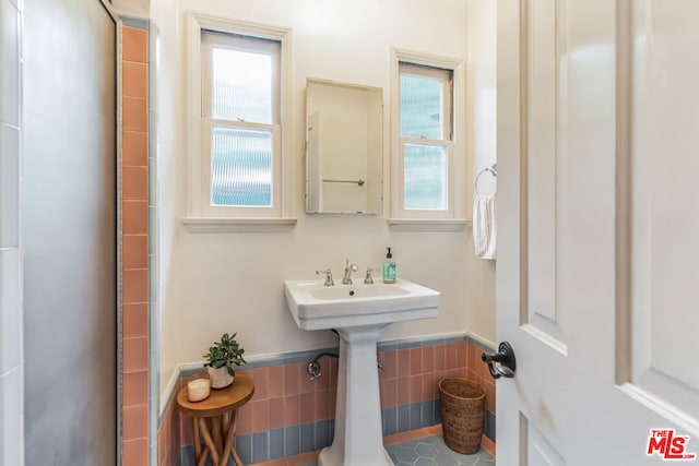 bathroom featuring tile walls