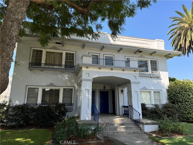 view of front of home featuring a balcony