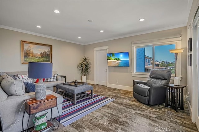 living room featuring recessed lighting, ornamental molding, baseboards, and wood finished floors