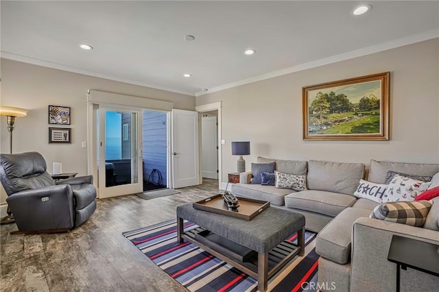 living area featuring recessed lighting, baseboards, crown molding, and wood finished floors