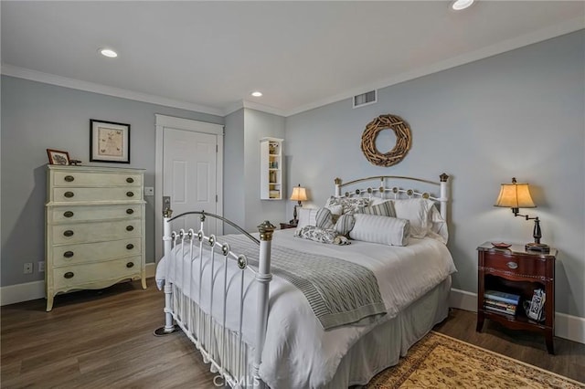 bedroom featuring recessed lighting, baseboards, wood finished floors, visible vents, and ornamental molding