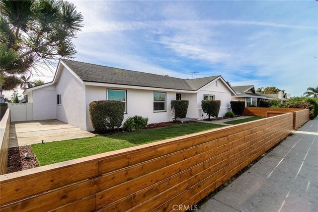 single story home featuring a front yard