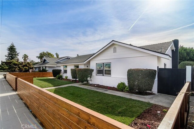 ranch-style house with a front yard