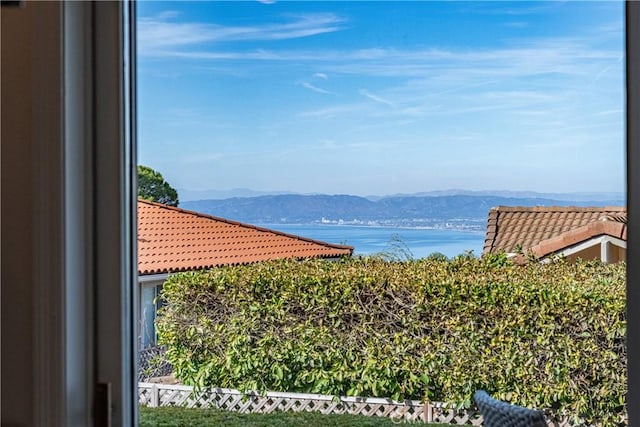 water view with a mountain view