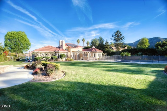 view of yard featuring a mountain view