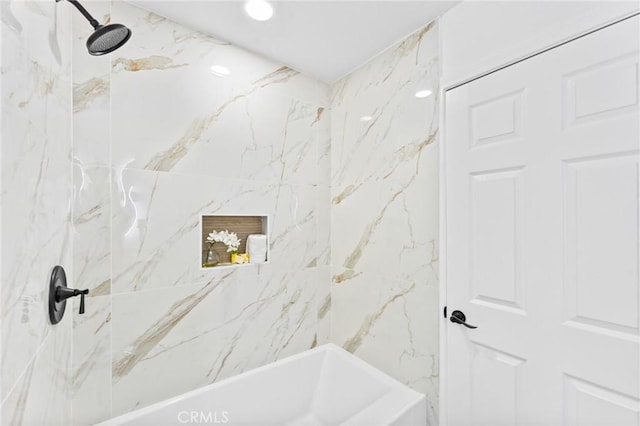 bathroom with tiled shower / bath combo