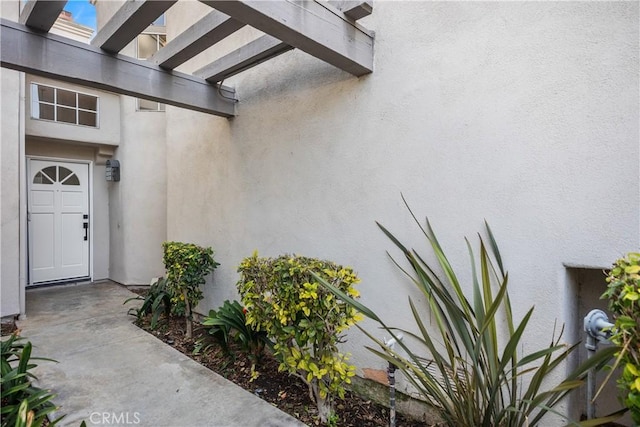 property entrance featuring stucco siding