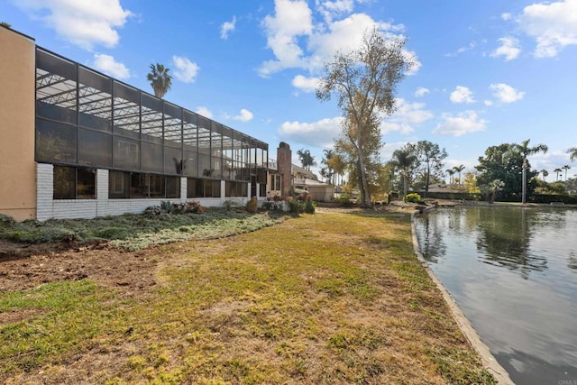 view of yard featuring a water view