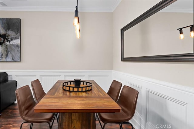 dining space featuring ornamental molding