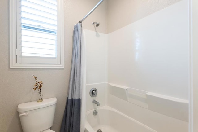 bathroom featuring toilet and shower / tub combo