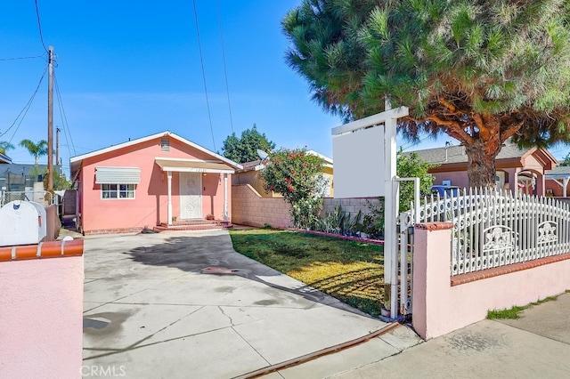 view of front of home featuring a front lawn