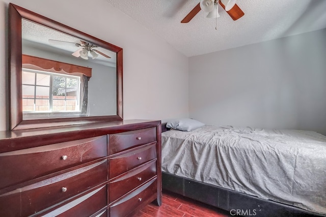 bedroom featuring ceiling fan and a textured ceiling