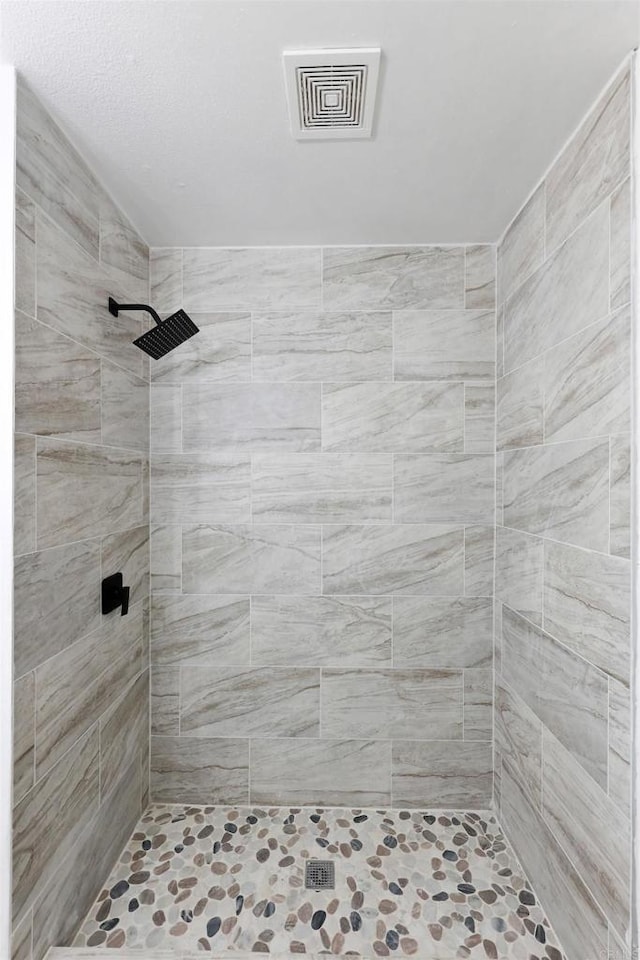 bathroom featuring tiled shower