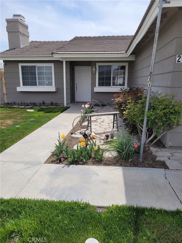 view of front of house featuring a front yard