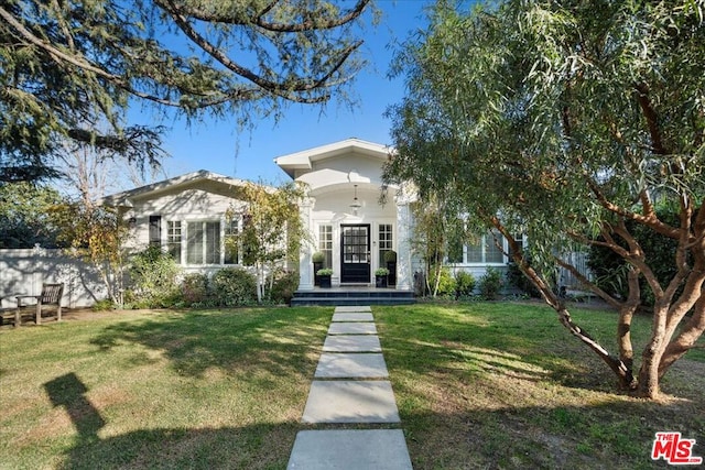 view of front facade with a front lawn