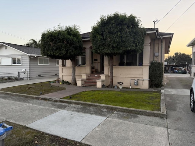 view of front of house featuring a lawn