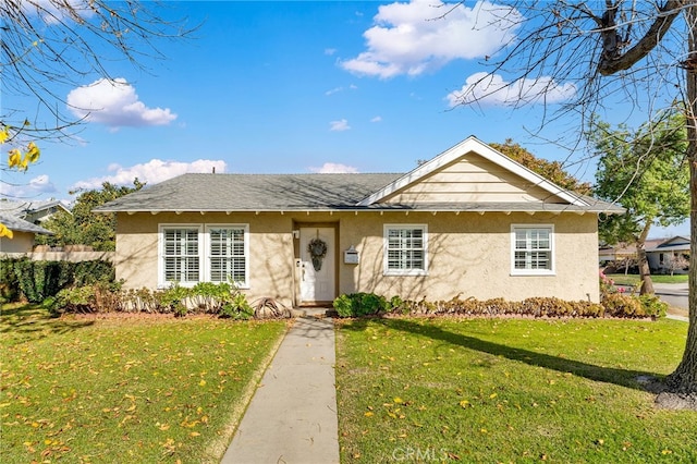 ranch-style home featuring a front lawn