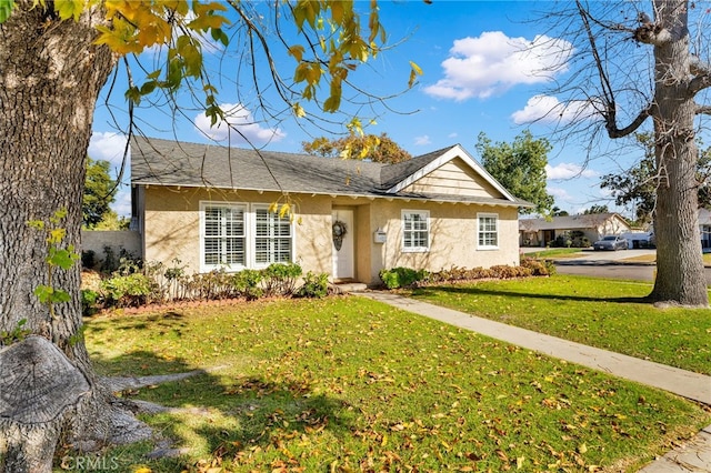 single story home featuring a front yard