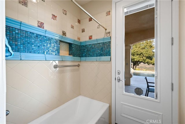 bathroom featuring tiled shower / bath combo