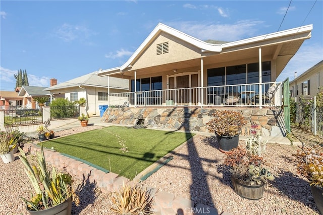 view of front of home featuring a front yard