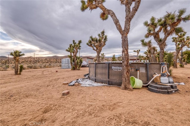 view of yard featuring an outdoor structure