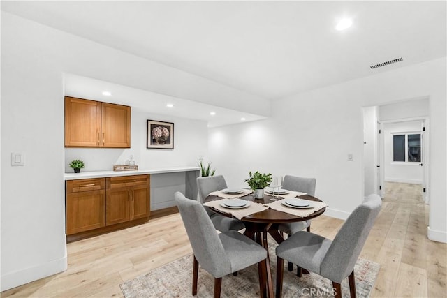 dining area featuring recessed lighting, visible vents, baseboards, and light wood-style flooring