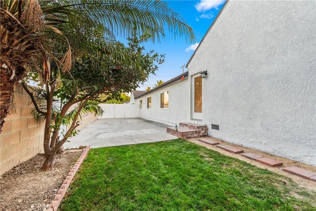 view of yard featuring a patio