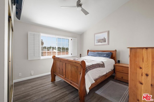 bedroom with ceiling fan and vaulted ceiling