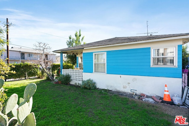 view of front of house featuring a front yard