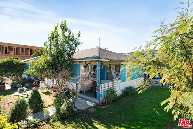 view of front of house featuring a front yard