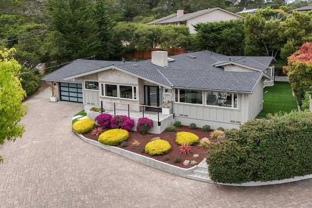 view of front facade featuring a garage