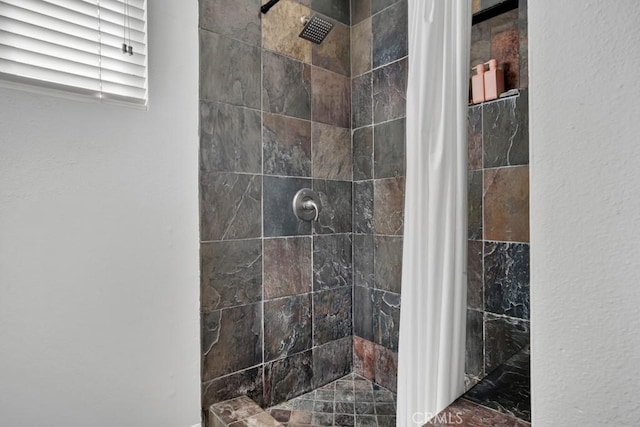 bathroom featuring tiled shower