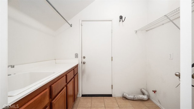 washroom featuring sink and light tile patterned floors