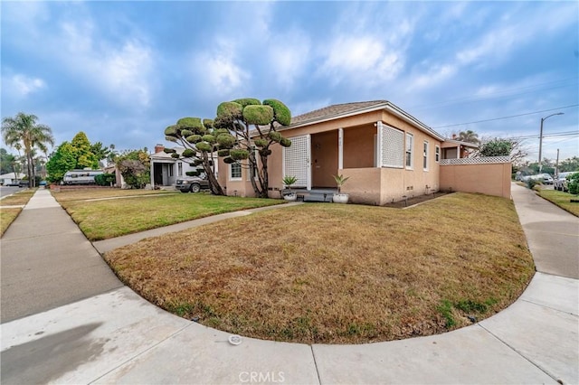 view of front of home featuring a front lawn