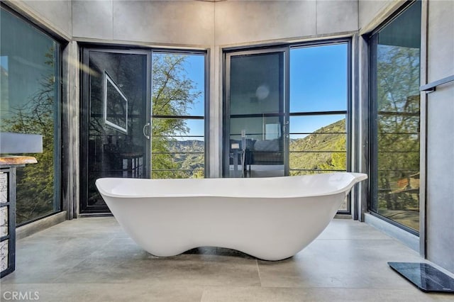 bathroom featuring a bathing tub and concrete flooring