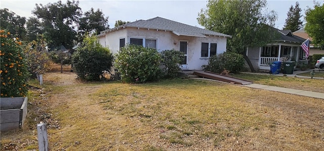 view of front facade featuring a front lawn