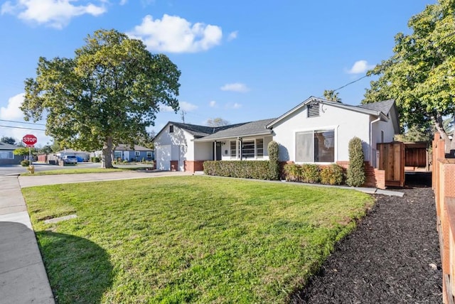 ranch-style home featuring a front lawn