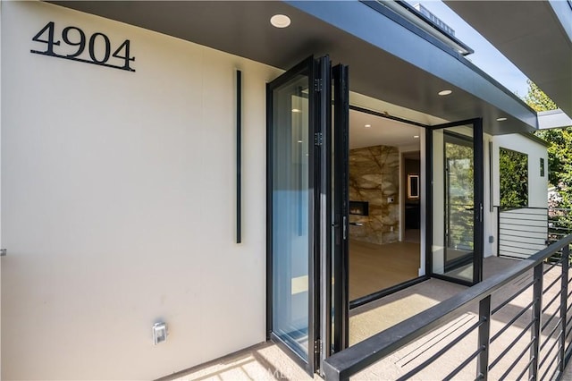 entrance to property featuring a balcony