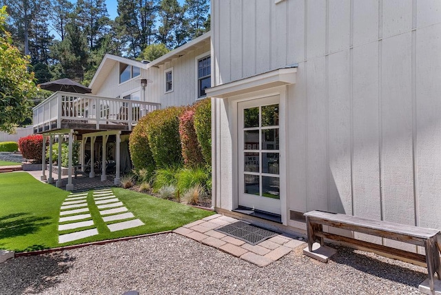 rear view of house featuring a yard